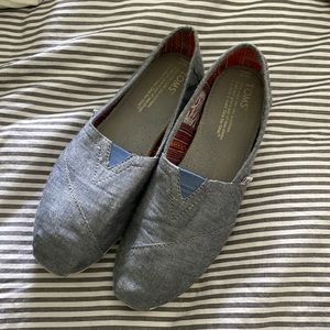 Toms chambray blue loafers, size 7